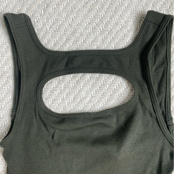 🍃LULULEMON LA FRONT CUT-OUT CROP TANK - Picture 2 of 6